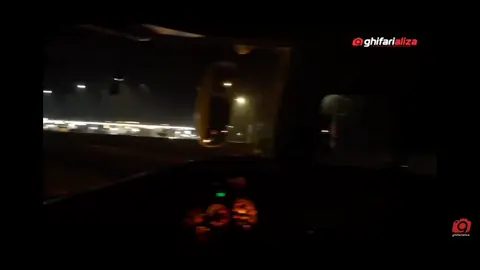 Bagian 17 | Rosin yang satu ini agak beda dari yang lain, Kali ini Duet seru Gm Darkside ft Rosin HDD 459,Sama sama solar jatah tapi wani polah🤪🔥🔥, Source Yt:@ghifarializaa  #pesonabusindonesia #transjawa #busmania #busmaniacommunity #vidiobusindonesia_ #vidiobus #garudamas #rosaliaindah #darkside #fyp #4u #fypシ 