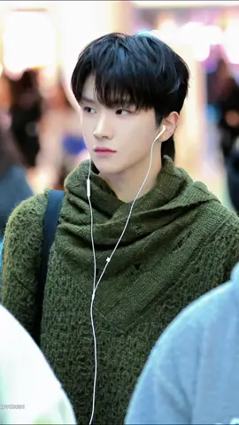 Handsome and cute at the same time🙈 #운학 #WOONHAK #airport #보이넥스트도어 #boynextdoor #fyp #foryou #fypp 
