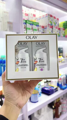 Đây là bản UK, Olay UK rất được ưa chuộng và cực nhiều review tích cực trên thế giới Kem dưỡng da Olay Total Effect chống lại 7 dấu hiệu lão hoá sale cực kì tốt luôn ạ. Đây là loại mới có thêm 40% vitamin Vianiacin, vtm B3, E và C. Set Olay UK gồm 1 kem ngày+1kem đêm 37ml  ai muốn trắng da thì dùng olay ạ  ✔️Xóa mờ các nếp nhăn ✔️Làm mờ các vết nám và tàn nhang ✔️Giúp da khô, sần trở nên mịn màng hơn ✔️Cho làn da sẫm màu trở nên trắng sáng trông thấy ✔️Cải thiện da sạm, khiến da hồng hào, rạng rỡ ✔️Se khít lỗ chân lông ✔️Cho da căng mịn và săn chắc #olay #xuhuong #tiktok 