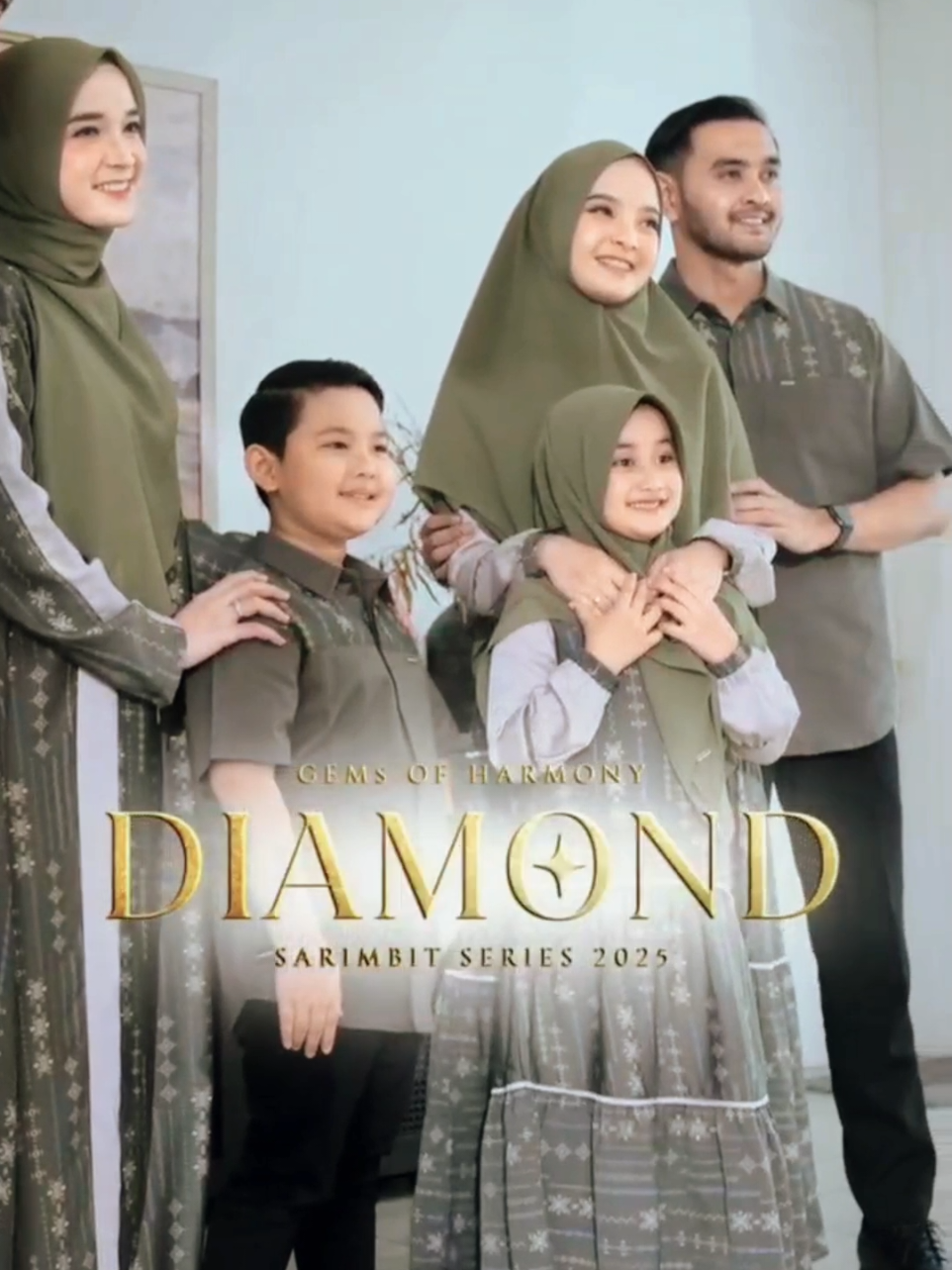 Kamu dan keluarga bisa pilih Sarimbit Diamond warna Basil Olive ini 💚 Look mewah, elegan, stylish, dan nyaman untuk dikenakan satu keluarga. #sarimbit #sarimbitlebaran #sarimbitlebaran2025 #sarimbitkeluarga #CapCut 