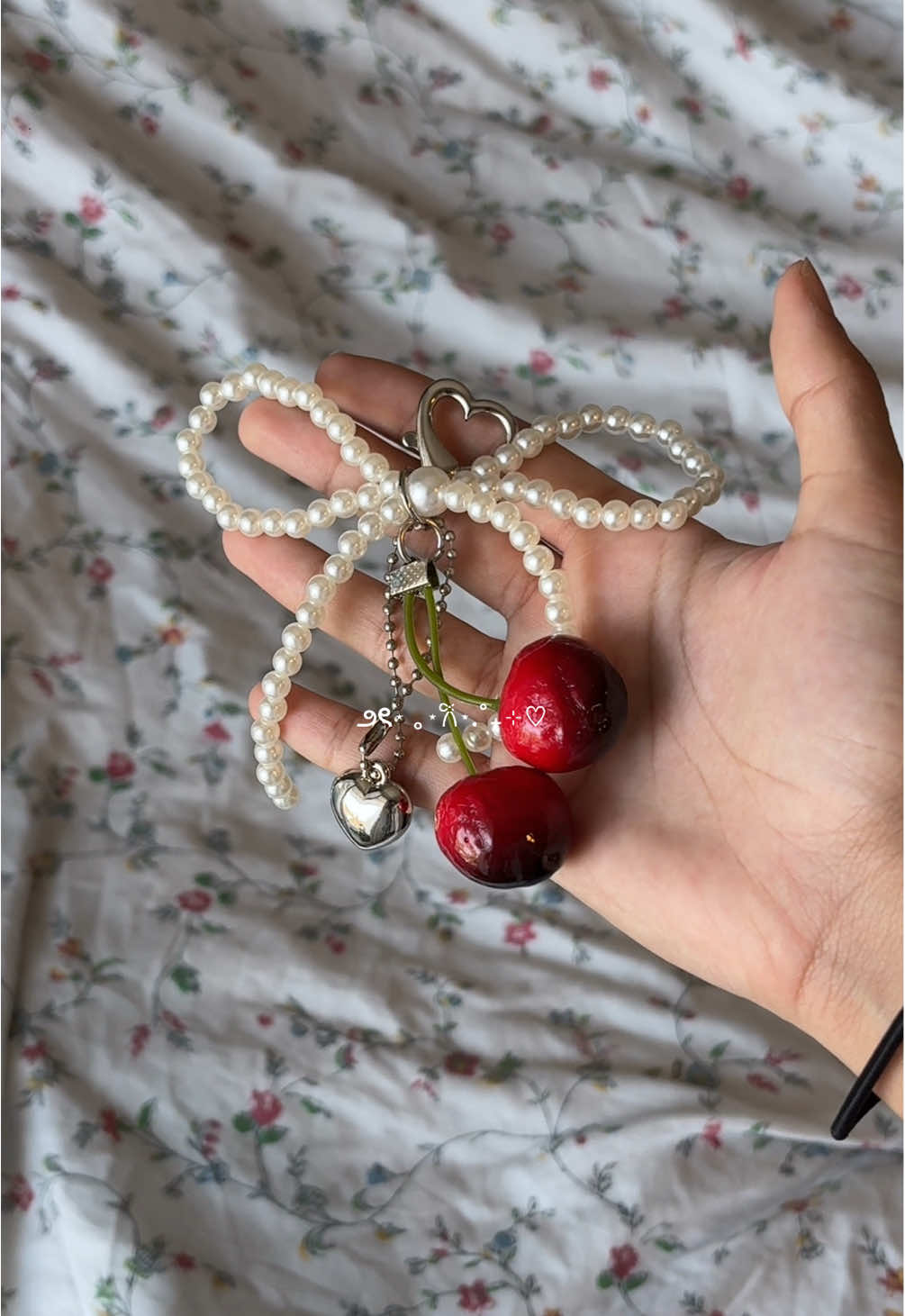 cherry & ribbon🍒🎀 #bagcharm #พวงกุญแจ #ไข่มุก #พวงกุญแจเชอร์รี่ #จี้หัวใจ #accessories 