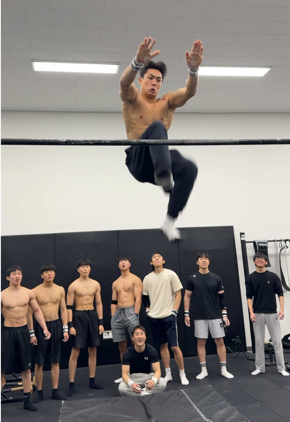모두를 놀라게한 미친 퍼포먼스ㄷㄷ😱 #퍼포먼스 #외계인 #무중력  #calisthenics #streetworkout #workoutmotivation #길거리운동 #맨몸운동 #머슬업 #묘기 #운동 #프리스타일#스트리트워크아웃#철봉묘기 #철봉묘기하는남자