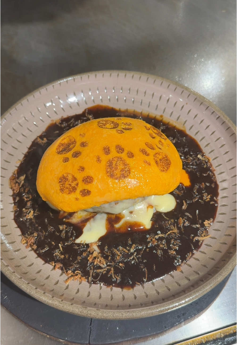 SNSでバズりまくったあのオムライス！ ハンバーグオムライス2000円 チーズトッピング 200円 鉄板で作る神業オムライスが食べられるお店です😋 絶妙な火入れで表面がツルッとしたオムレツにハンバーグを加えたオムバーグが絶品！ 🍚店名: はんばーぐ＆おむらいすのお店いくら渋谷店 住所: 東京都渋谷区円山町5-3MIEUX渋谷1階 最寄駅:渋谷駅徒歩5分 営業時間：11:30〜15:00 17:30〜21:00 定休日：無休 #東京グルメ#Japanesefood#tiktokfood