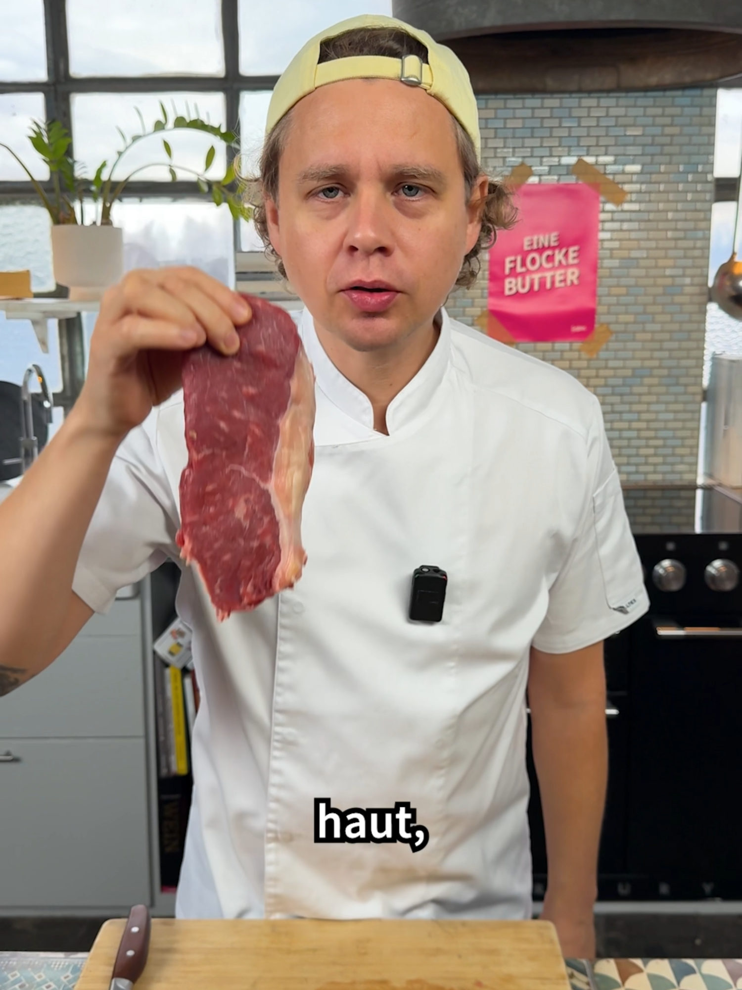 Ein absoluter Klassiker, der bei der Zubereitung aber immer mal wieder zu Schwierigkeiten führen kann: das perfekte Steak! 🥩 Hannes zeigt euch heute, wie es ihm jedes Mal gelingt. Wie mögt ihr es am liebsten? 📝Ihr braucht: 2 Rumpsteaks à 300g 20 g Butterschmalz 40 g Butter 6 Zweige Thymian 2 Knoblauchzehen Salz Pfeffer #steak #klassiker #hannesfoodboom #wearefood #foodboom