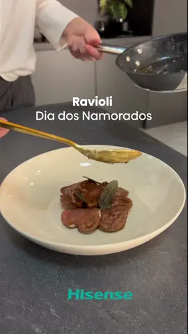 Para um dia especial, uma refeição ainda mais especial! Para ti ou para mais alguém 🫣​ ​ Que tal uns deliciosos raviolis? Vais precisar de: ​ ​ - 200g de beterraba cozida;​ - 350g de farinha;​ - 1 ovo;​ - 1 colher de sopa de azeite ​ - Sal;​ - 300g de cogumelos; ​ - 2 dentes de alho;​ - 1 chalota;​ - 20g de queijo parmesão ralado na hora;​ - 100g de manteiga;​ - 5 folhas de sálvia.​ ​ Um feliz Dia de S. Valentim! 🩵​ ​ #HisensePortugal #DiaSãoValentim #HisenseGlobal #InovaçãoHisense #TecnologiaparaTodos #Smarthome