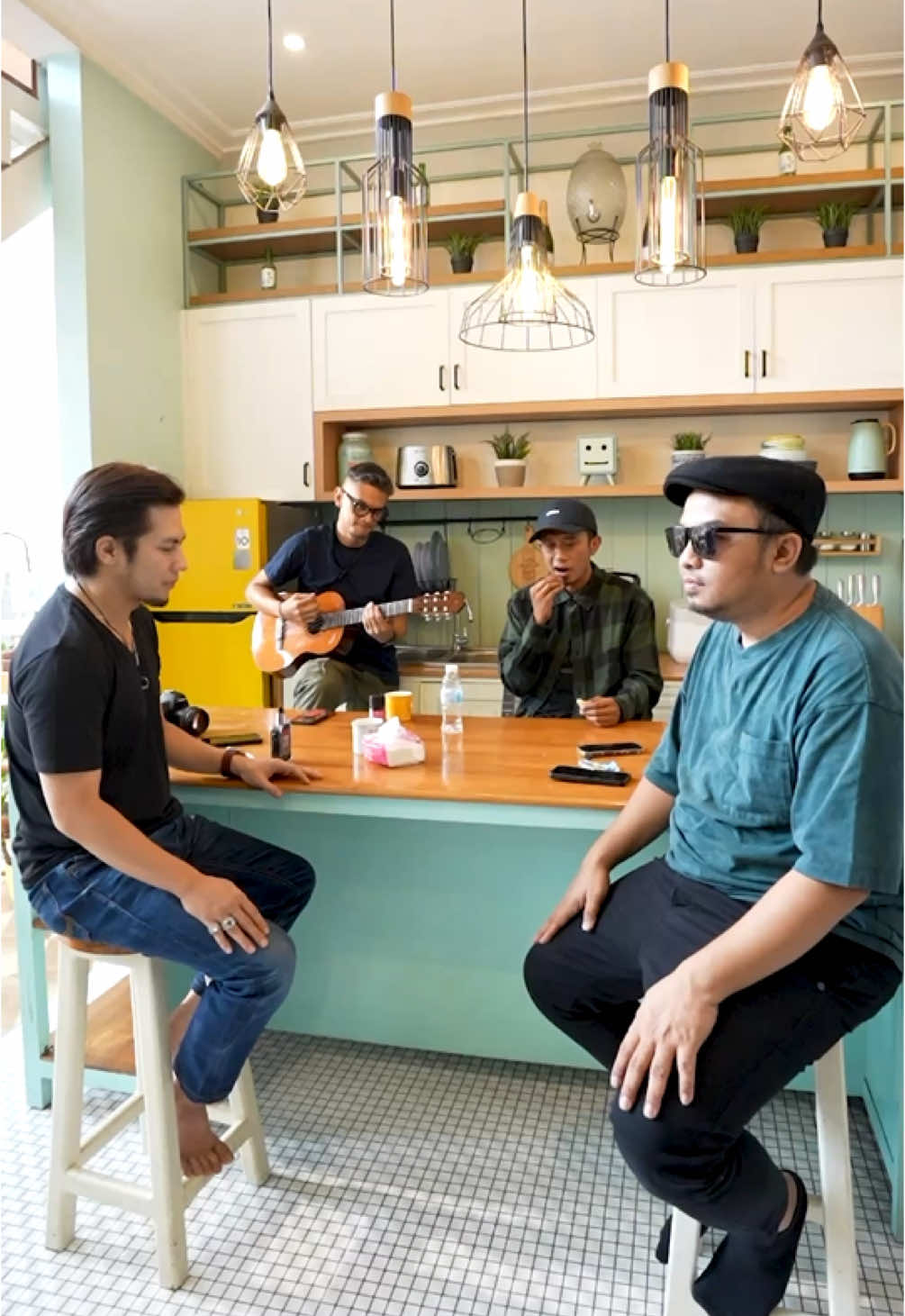 Penyanyi aslinya boleh ikutan gak?