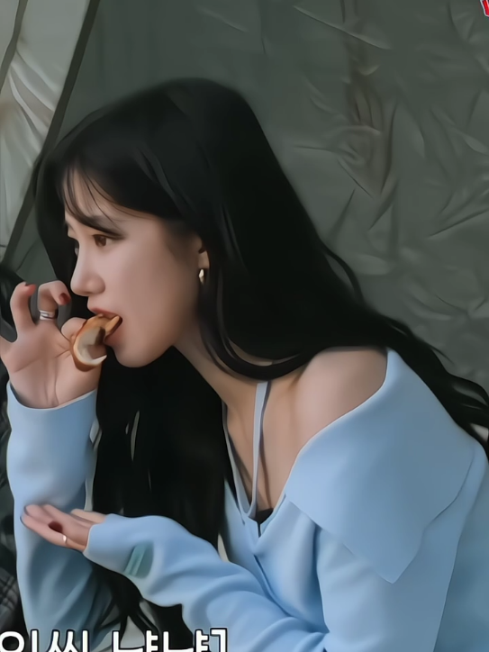 lesserafim eating🥡🥢 #yunjin #kazuha #lesserafim #eatingfancam #asmr #asmrsounds #kpopeating #kpopfancam #idoleating #idolfancam #cute #fyp #fypage #fypシ #fyppppppppppppppppppppppp 