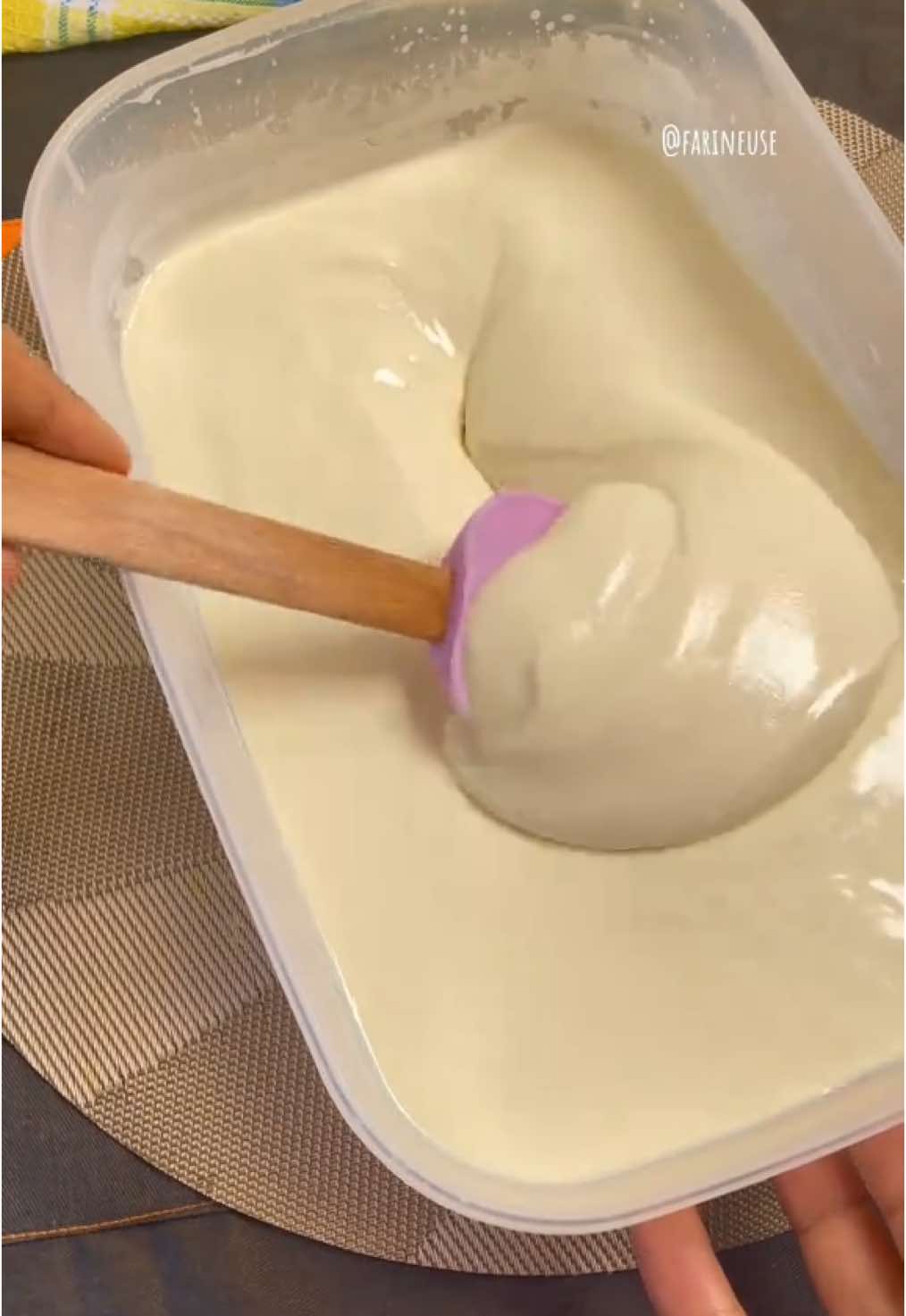 Lait caillé ou yaourt fait maison 😋 📌 Ingrédients : 360g de lait en poudre  1L d’eau tiède  1 pot de yaourt nature  1 boîte de lait concentré non sucré  Sucre au goût  Sucre vanillé  #farineuse #laitcaillé #yaourtgrotto #yaourtmaison 