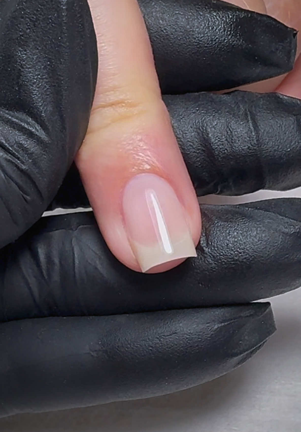 A unha de gel, não só pode como deve ser natural!!  Mais para conseguir esse resultado é preciso entender as estratégias corretas de aplicação!  O entendimento da técnica faz toda a diferença no resultado final!  Se você quer dominar o Molde F1, e entregar um resultado de excelência para sua cliente, eu posso te ajudar!  Vem conferir no link da Bio, o preço especial da nossa formação completa! ✨💅🏽 Corre que o desconto é por pouquíssimos tempo!  #unhasdegel #moldef1 #nailsnailsnails #cursodeunha