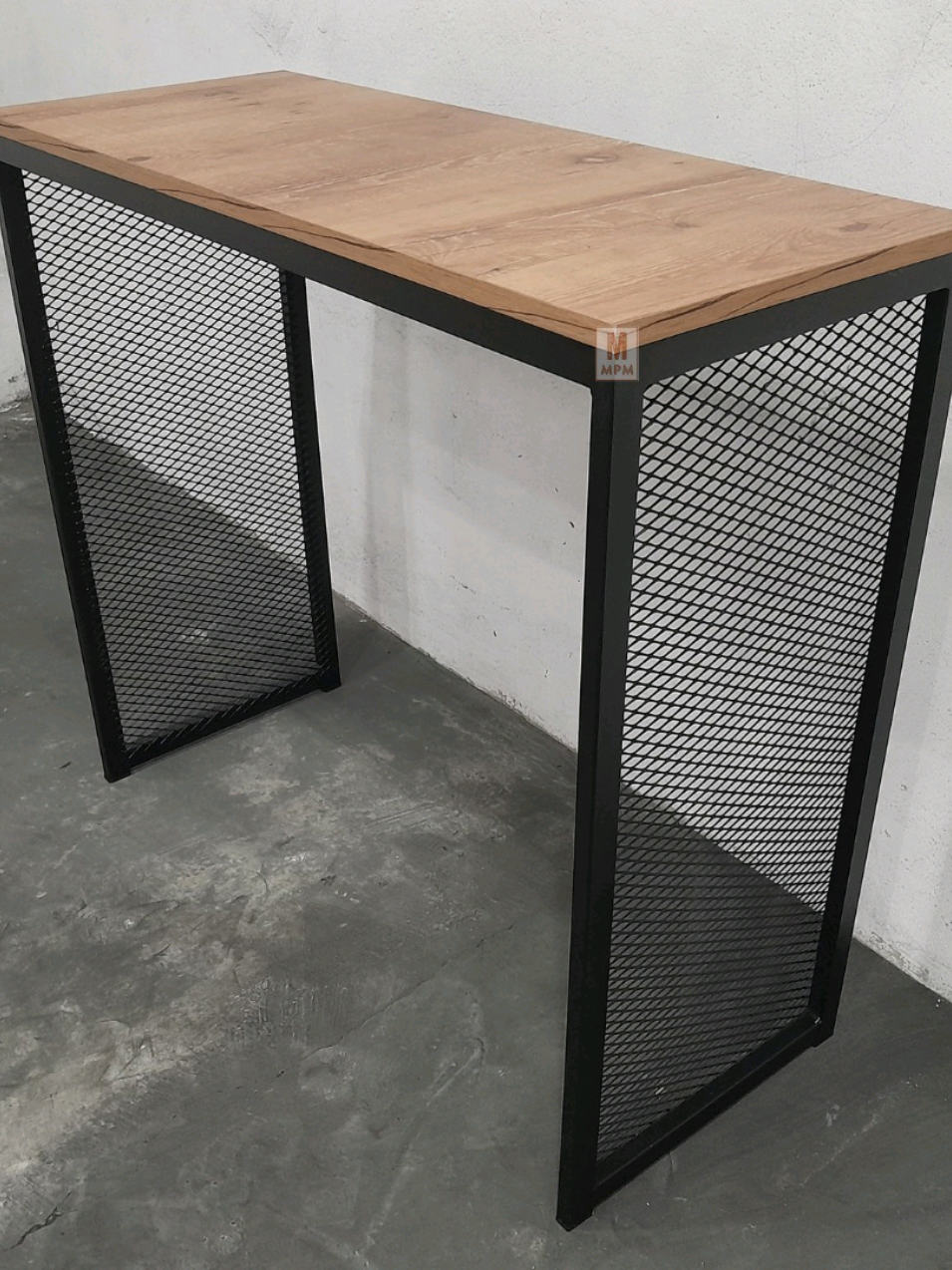 Bancada com Tela Expandida e no Tampo Amadeirado. Ideal para colocar suas banquetas. Medidas 1,00 comprimento x 40 profundidade x 90 altura. Fazemos nas medidas que desejar. Traga seu projeto para a MPM Industrial. ▪️Modelo Industrial com a estrutura em aço, tampo em MDF 18MM garantindo resistência e durabilidade ao móvel. Solicite seu orçamento. Nosso whats 51997575990. Entregamos em Porto Alegre e região 🚚 #sobmedida #aço #ambiente #portoalegre #mdf #projeto #estiloindustrial #bancada #cozinha 