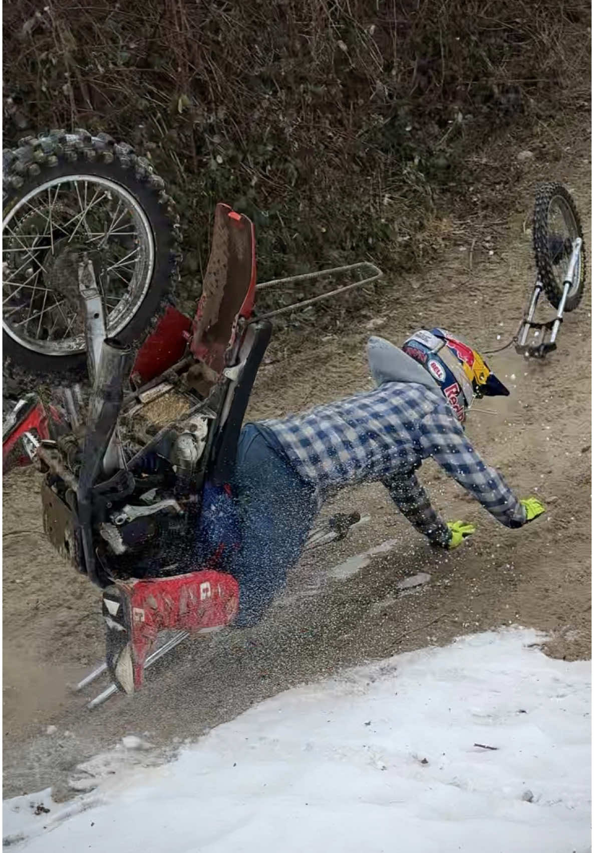 The XR100 chopper runs and rides like a dream 😍😂 Claire and I were going to go tandem for Valentine’s Day, but I figured I better test this fine tuned machine first. Make sure to watch the full video, you won’t be disappointed 😂 @Red Bull Motorsports @Red Bull @MotoSport.com 🎥: @Charlie McDermott Hale @Ryan #XR100 #XR100R #honda 