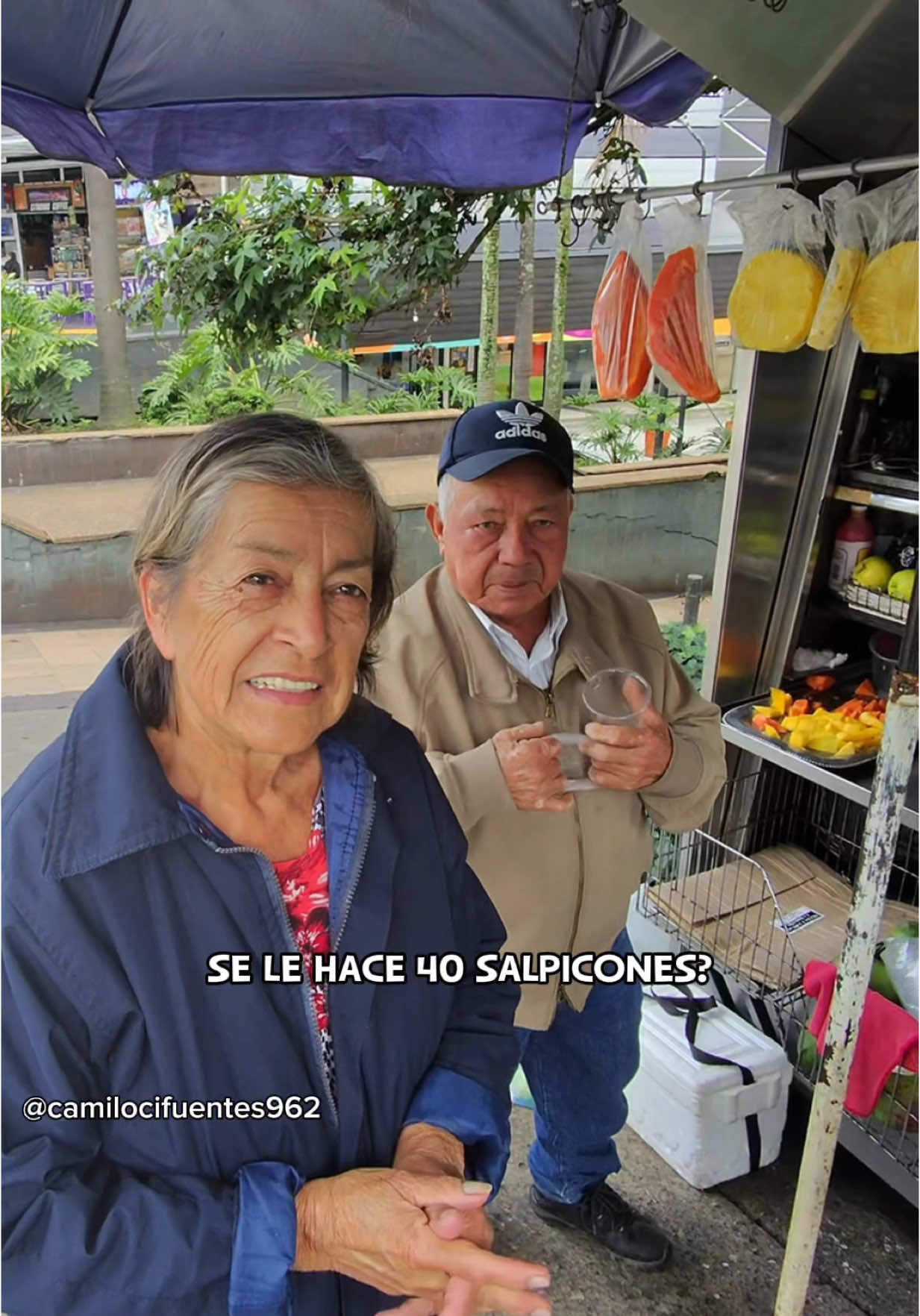 Repartiendo salpicón en la calle   #parati #foryou #videoviral  Ubicados justo a un lado del Parque Caldas