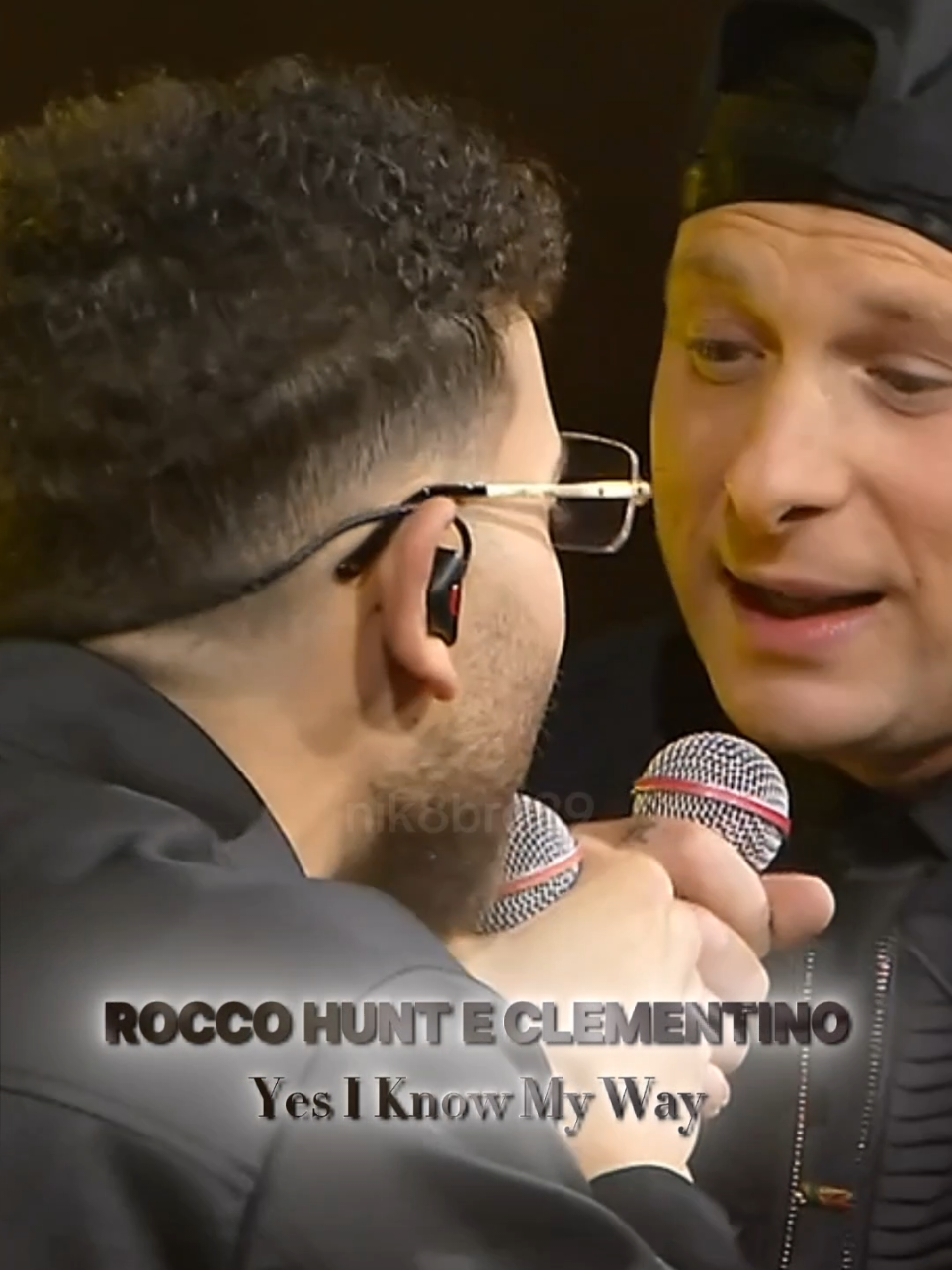 La musica di Pino Daniele ha risuonato nuovamente sul palco dell'Ariston grazie a un omaggio sentito e potente di Rocco Hunt e Clementino. I due rapper napoletani hanno riportato la voce del maestro nella cornice di Sanremo, emozionando il pubblico e regalando un momento di grande intensità. L'esibizione è iniziata con una clip di repertorio della loro cover di Yes I Know My Way, realizzata anni fa. Già dalle prime note, l’energia si è propagata in sala, risvegliando il ricordo di un artista che ha segnato la storia della musica italiana. Poi, con il loro stile moderno e incisivo, Rocco Hunt e Clementino hanno rielaborato il brano arricchendolo con barre rap personali e coinvolgenti, creando un ponte ideale tra la tradizione musicale napoletana e il linguaggio contemporaneo. La loro performance ha infiammato l'Ariston, trasformando il teatro in un palcoscenico vibrante di entusiasmo e commozione. Ma il momento più toccante è arrivato alla fine, quando la voce inconfondibile di Pino Daniele ha chiuso l’omaggio, facendo calare un silenzio carico di emozione prima che scattasse una standing ovation unanime. L'omaggio di Rocco Hunt e Clementino non è stato solo un tributo, ma un dialogo tra generazioni, un atto d'amore verso un artista che ha lasciato un segno indelebile. Pino Daniele continua a vivere nella musica, nelle parole e nel cuore di chi lo ascolta, e ieri sera a Sanremo è stato come riaverlo tra noi, anche solo per un istante. #pinodaniele #sanremo #roccohunt #clementino #yesiknowmyway #rapsanremo #musicanapoletana #tributo #standingovation #frestyle 