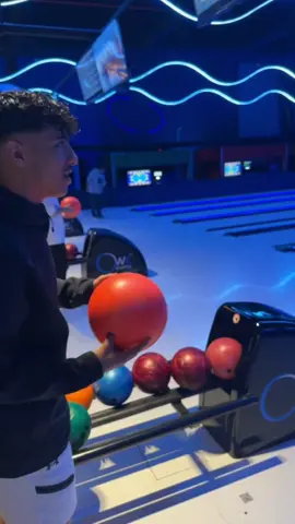 #اكسبلور #fyp #foryou #بولينق #الترند #اليوم  وقعت على البولينق في احد يتحدى ؟🦦😝😝