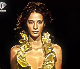 #eminacunmulaj & #natashapoly for #eliesaab Summer 2006 #model #fypp #Runway #fashion #moda #runwaywalk #fashiontiktok #horsewalk #catwalk #fyp #00sfashion #fyp #2000s #supermodels #models 