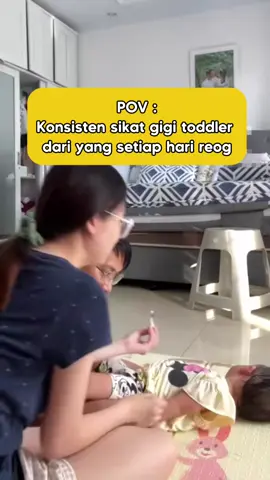 Kalau aku ditanya, gimana caranya supaya anak mau sikat gigi ga reog mom? Jawabannya, anak bisa karna terbiasa😀 Kayanya mostly anak2 terutama baby pasti ada deh reog / menolak saat kita sikat giginya. Terutama memasuki usia toddler ya, udah bisa nangis, nolak bahkan tantrum. Menurutku kuncinya mamak harus sedikit sabar & konsisten demi kebaikan anak. Boleh ajak anak sikat gigi sambil bercanda, nyanyi2 atau apapun itu yang penting ciptain suasana happy & ga mencekam. Boleh juga sikat gigi bareng2 sama org tuanya. Lama-lama dia akan terbiasa & tau kalau ini tuh rutinitas wajibnya 😀  Oh iya, aku mulai sikat gigiin Brielle mulai dari gigi pertama saat usia 6 bulan sampai saat ini 18 bulan (sehari 2x ) Buat yang mau tau / ketinggalan di story Brielle pakai sikat gigi & pasta gigi apa, boleh komen aja “gigi” nanti aku share lewat dm mom ya. Pastikan follow aku dulu agar dmnya terlihat di aku😊  Follow aku untuk info seputar mpasi, resep mpasi, parenting, motherhood & lainnya karna aku suka share lewat reels & story 😊✨ #sikatgigi #gigi #toddler #tooth #tips 