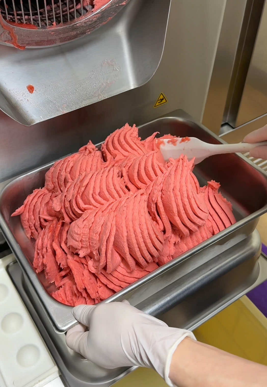 出来立てモコモコのいちごジェラート！甘さ控えめで素材の味を楽しむ大人な味わいが最高！ （店名） ・マルタスジェラート （場所） ・熊本県熊本市中央区平成3-23-30 （営業時間） ・11:00〜18:00 （定休日） ・不定休 #福岡グルメ #japanesefood #tiktokfood 