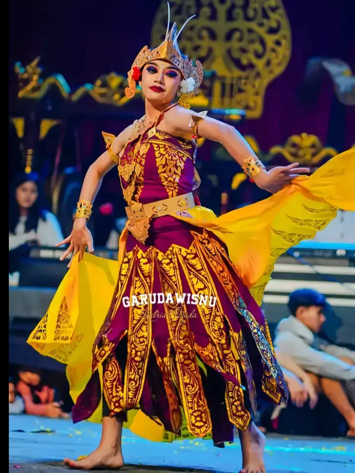 maaf kalo gak mirip 🙏😁 ijin mba @ikieka13  foto pertama by @W2N_VSL  #cendrawasih #mbaekagwsm #pujaningsih #ekagwsm #tari #sketchbook #art #magelang #xbyzca #masukberandafyp #fypシ #traditional #lagujawa #gwsm #garudawisnusatriamuda 
