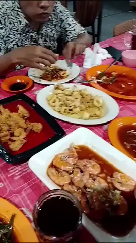 makan sma teman2 dari polda