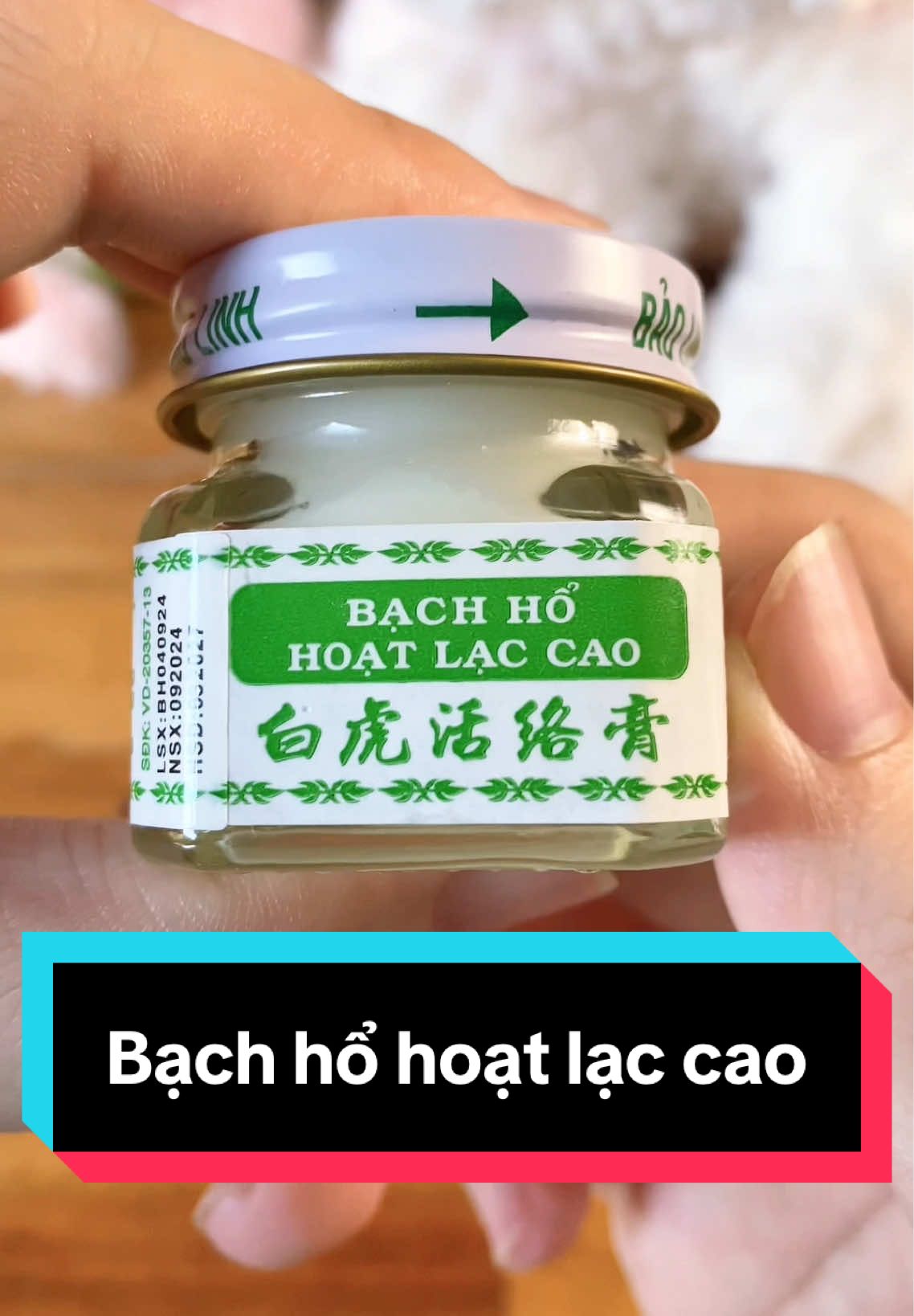 Dầu cù là hay còn được gọi là bạch hổ hoạt lạc cao. Nhiều công dụng và rất hiệu quả 🥰 #bebereview #review #daucula #bachhohoatlaccao #daubachho #dauxoabop #caobachho 
