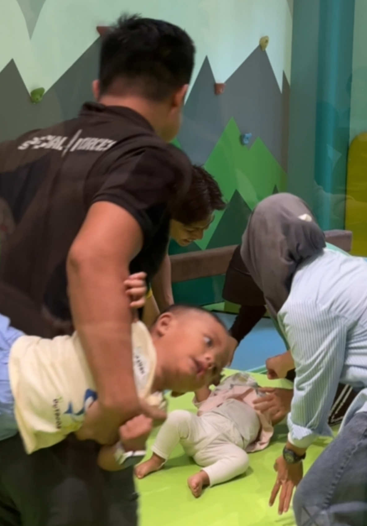 Emang beda kalau bapak2 yang jaga anak😭👍🏻 #humortiktok 