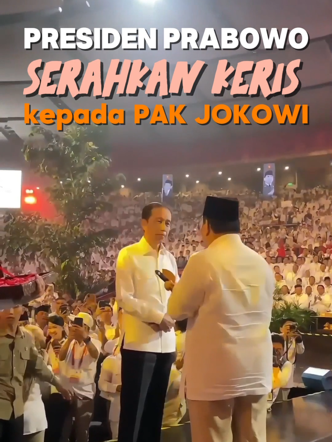 Pak Prabowo berikan Keris kepada Pak Jokowi #prabowo #jokowi #paspampres 