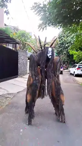 yeyyy...almahdulillah my SPIRIT WALKER COSTUME project 100% clear !!! Siap keluar kandaaanggg !!! Salam Kreatifitas tanpa Batassss....mas ari #spiritwalker #costume #cosplay #horrortok #creepy #seram #indonesia 