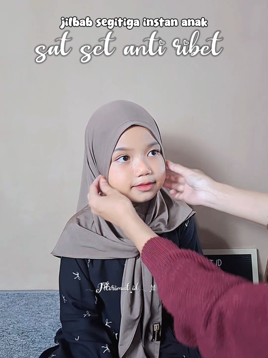 wajib punya sih jilbab segitiga instan anak ini , bner2 sat set dan nyaman di pakai #hijabinstananak #segitigainstan #hijabanakmurah #kerudunganak 