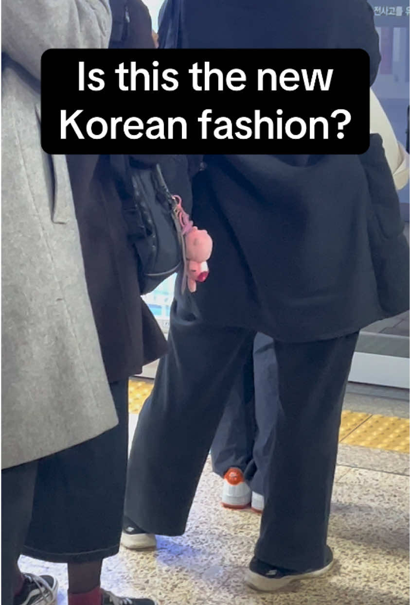 Having a key ring doll on a bag or clothes is a new trend in Korea recently??? 😳😳 It is noted that many people in various countries may have such habits individually, but it seems that more people in Korea are attaching key ring dolls to their bags or clothes recently😎😎 #seoul #korean #koreanculture #keyring 