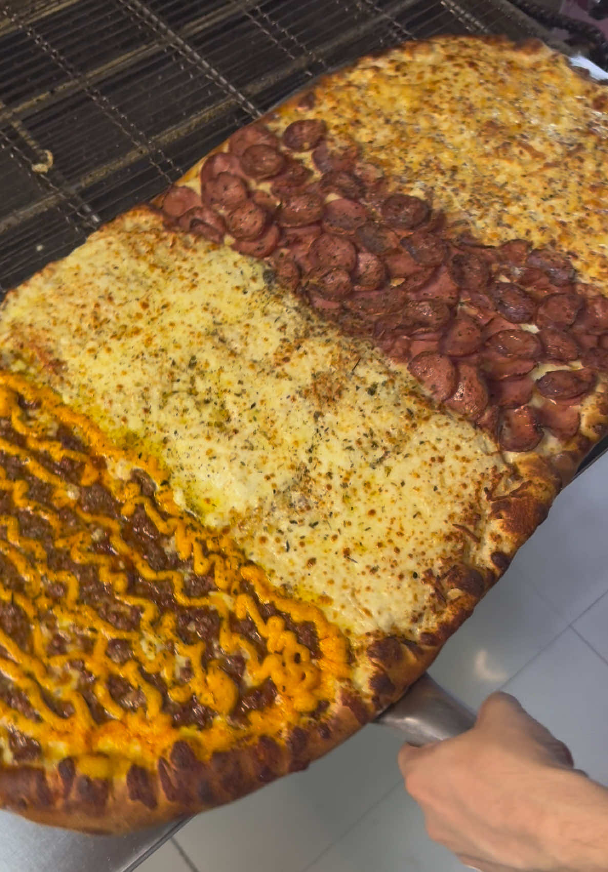 A pizza mais gostosa do mundo todinho 😋 #domdiegopizzas #pizzariaartesanal #pizza #pizzaria #delivery #comida #pizzas #fyp 