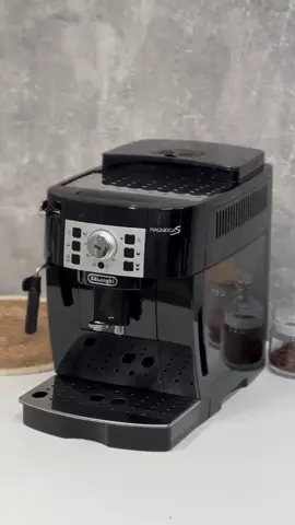 #tiktokpoll  ☕ De'Longhi Magnifica S ECAM22.112.B – Savršena kava na dodir dugmeta! ☕ Uživajte u vrhunskom espressu, cappuccinu ili latte macchiatu iz udobnosti svog doma! De'Longhi Magnifica S automatski aparat za kafu nudi: ✅ Mlinski sustav s 13 postavki za svježe samljevenu kafu ✅ Podesivu jačinu i aromu za savršen ukus ✅ Sistem za pjenjenje mlijeka – barista iskustvo kod kuće ✅ Dvostruku pripremu – skuhajte dvije kave istovremeno ✅ Automatsko čišćenje i jednostavno održavanje Jednim dodirom do vrhunske šalice kave! ☕✨ 📍 Posjetite nas i osigurajte svoj primjerak po odličnoj cijeni! 📩 Javite se u inbox za više detalja!