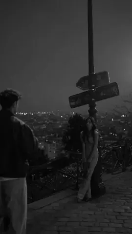 بيحسدونا ونفسهم يشمتو مره فينا  مستنينا نبعد وبيتمنو الشر لينا ظلموكي لما قالوا ان انتي للقمر شبيه