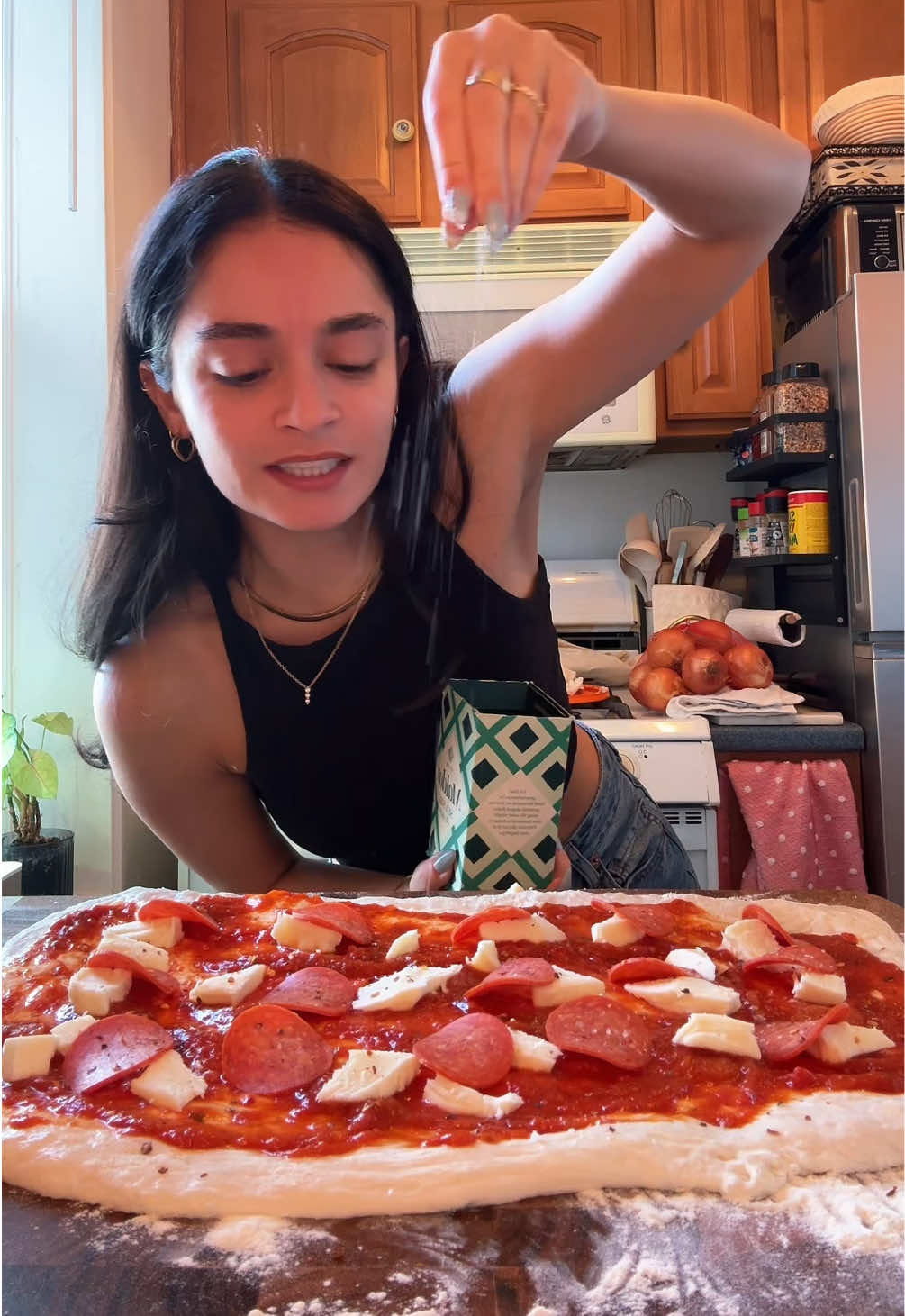 💥📣 I’M MAKING ELOISE PIZZA PINWHEELS 🍕 … do we think it’s gonna bake well??? 😬  the recipe i used is below: 350g room temp filtered water 125g active sourdough starter (eloise) 15g salt 500g bread flour there's a playlist on my page on how to make your own sourdough starter from scratch #sourdoughstarter #sourdough #sourdoughbread #sourdoughtok #sourdoughforbeginners #sourdoughbaking #asmr #sourdoughpizza #fyp 