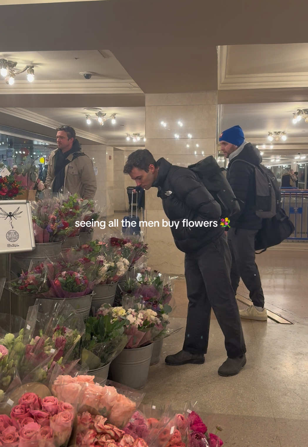 It is so precious seeing all of the men get flowers for Valentine’s Day 🌹🌷🌻💐🥀🌸🌼 #grandcentral #ValentinesDay #flowers #flowershop  #valentine #shortking #men  #valentinesday2025 #bouquet   📍Damselfly Flowers in Grand Central NYC 