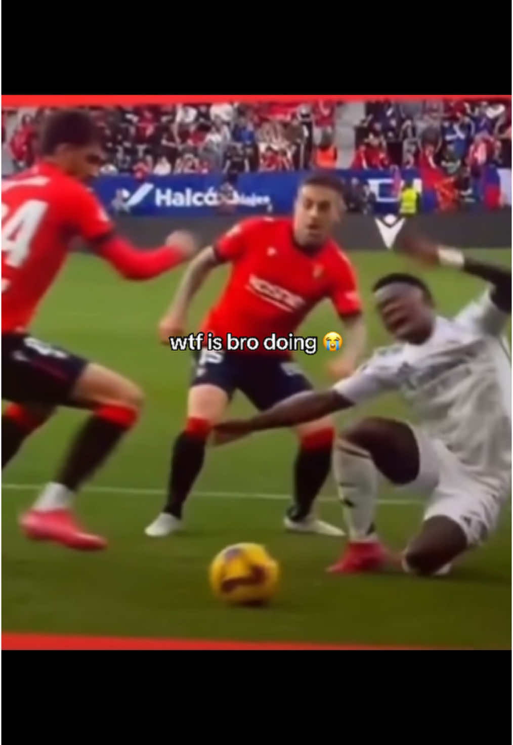 I know Real Madrid got robbed today by a lot of weird decisions from the referee but Vini trynna get a penalty for this dive is funny 😭 #vinicius #realmadrid #footballtiktok #football 