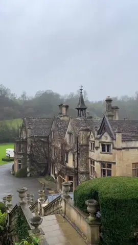 A must visit in the Cotswolds 🍂  #fyp #foryou #fy #cotswolds #explore #village #travel #traveltiktok #castlecombe #travelcouple 