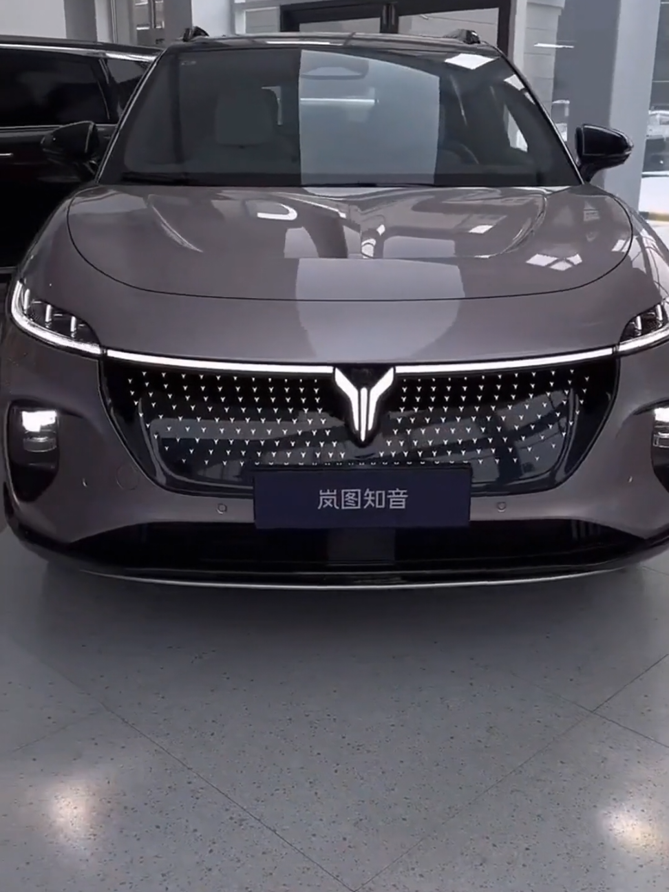 🚀 Voyah Courage — первый авто с ИИ DeepSeek! 🤖⚡ Voyah готовит к выпуску модель Courage, которая станет первым серийным автомобилем с искусственным интеллектом DeepSeek! Эта технология обещает новый уровень взаимодействия между человеком и машиной. 🧠 Что умеет DeepSeek? 🔹 Распознаёт голосовые команды 🎙 🔹 Создаёт стихи и рисунки ✍️🎨 🔹 Ищет информацию в реальном времени 🌍 🔹 Развивает автономное вождение 🚗💡 DeepSeek будет интегрирован и в другие модели Voyah, включая Dream. Это шаг к будущему автономного управления! ⚡ Voyah Zhiyin уже доказал свою эффективность: 🔋 Запас хода — 901 км ⚡ Мощность — 308 л.с. 🛣 Высокая производительность + умные технологии #Voyah #АвтоНовости #ИИвАвтомобилях #DeepSeek #автомобили #авторынок #автоизкитая #авто #автоминск #car #auto 