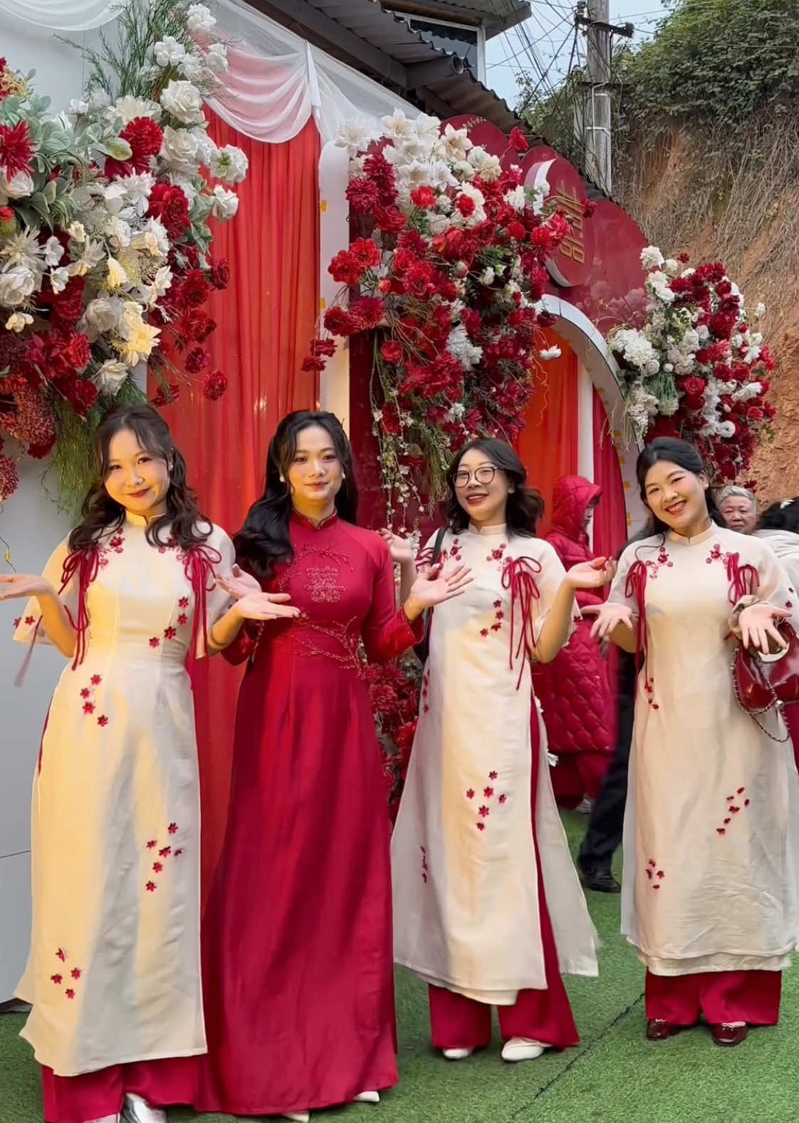 Lần đầu biến hình cùng cô dâu đầu tiên của Động Vật Hội 👰🏻‍♀️💓 #bestfriend #bạnthân #dongvathoi #đvh #côdâu #biếnhìnhcôdâuxinh #cướihỏi #đámcưới #áodài #trendamcuoi #bienhinhdamcuoi #xuhuong #trend #fyp @Thu Hiền đây 🌽 @.dươngg 🌞 @Hương Klc @Phạm Thu Hồng #CapCut 