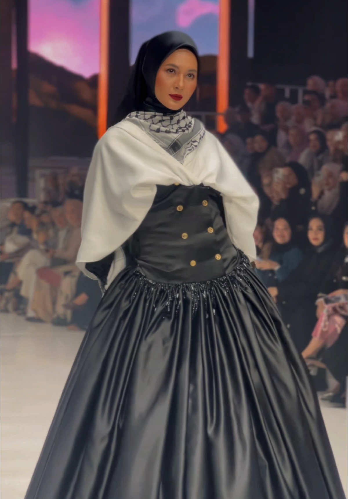 #allahummabarik show kemarin malem, cuma fitting satu kali walaupun dress nya agak kepanjangan, alhamdulillah berjalan lancarr🖤 #ceritapaulaver #paulaverhoeven 