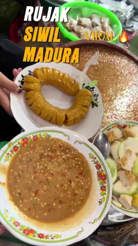 SIWIL LAGI REK, gak kuat bug e wedakan disek wero di vidio moro lipstikan mere mere 🫦btw harus coba rujak madura dimana lagi di surabaya? yg ini siwilnya guedee gedee masih anget” , kalo kesini mending nggojek , ga ada parkirannn gaysss blusukan😌 📍toko barokah bulak banteng  #rujaksiwilmadura #rujaksiwilsurabaya #rujaksiwil #rujakmadura #siwilbulakbanteng 