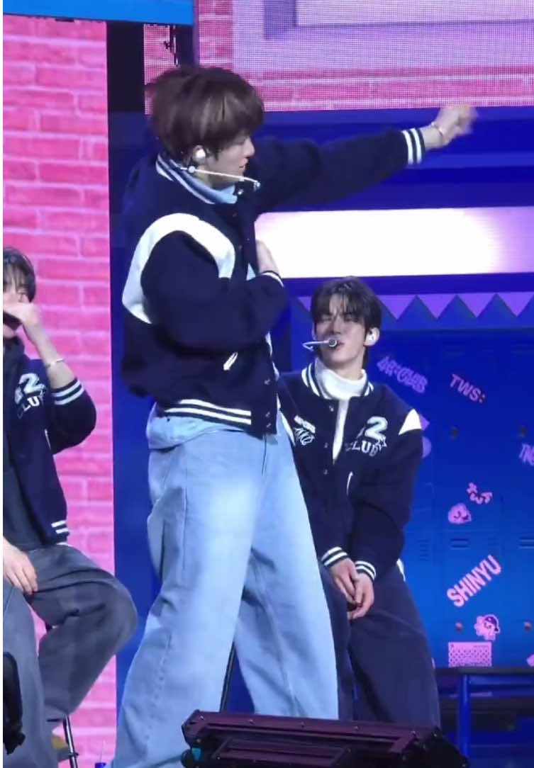 250216 <42:CLUB> FANMEETING #JIHOON freestyle dance 🕺 | ©️ iqinqin2 on x  #tws #투어스 #hanjihoon #한지훈 #kpopfyp