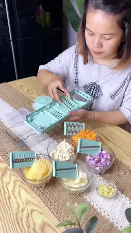 Urusan iris mengiris, parut memarut buah,sayur dan bahan masak  kelar dan sat set kalau udah punya parutan dengan 6 mata pisau ini #parutan #pengirissayur #alatpotongsayur #alatirisbuah 