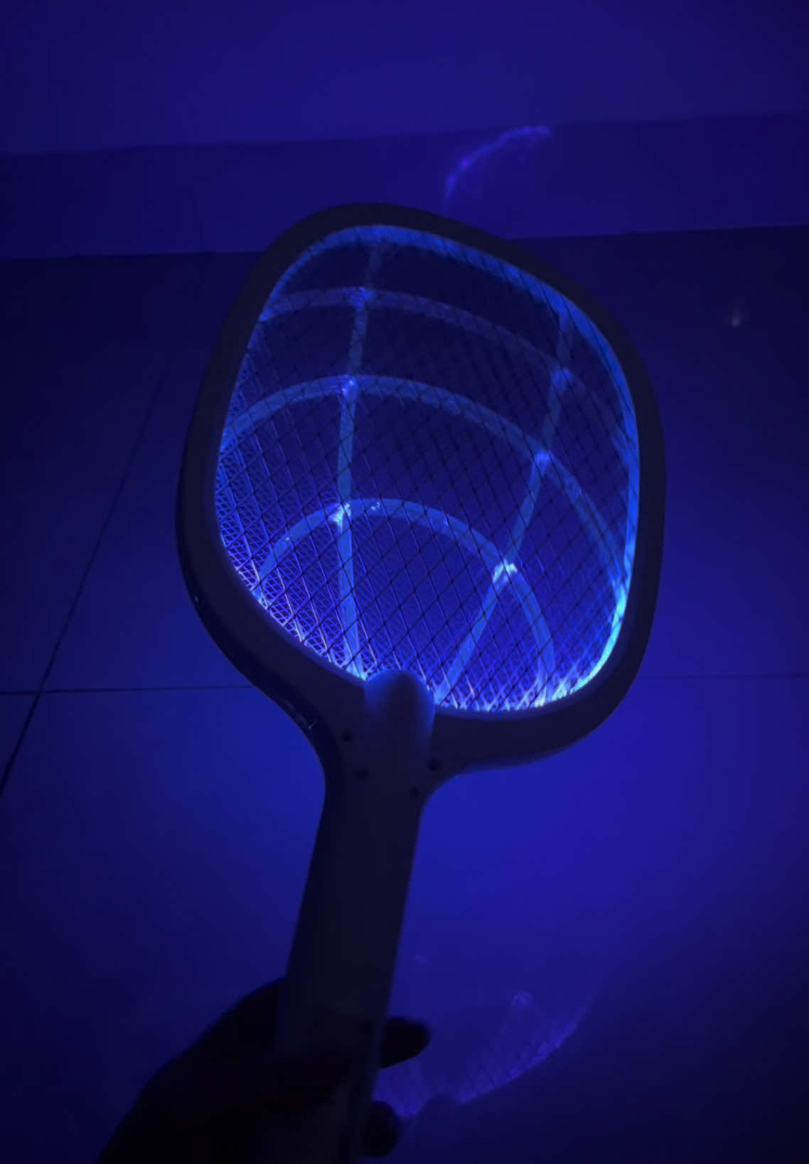 Vợt muỗi 3 trong 1 luôn nằm ngủ phủ phê để đó cái vợt tự thu hút muỗi tới rồi tự xử lý luôn 😄😄 #votmuoi #votmuoithongminh #votmuoidien #votmuoi3in1 #tienichcuocsong 