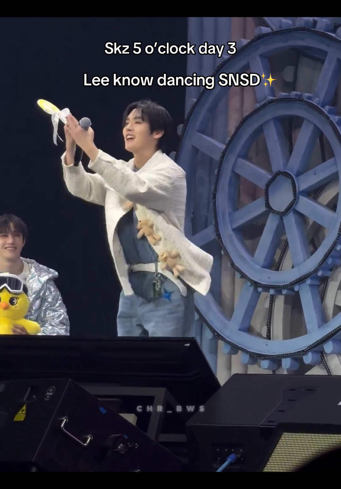 Lee know dancing SNSD on skz 5 o’clock day 3 Credit to owner in x #스트레이키즈 #straykids #stay #fyp #seungmin #leeknow #skzfanmeeting #skz5oclock 