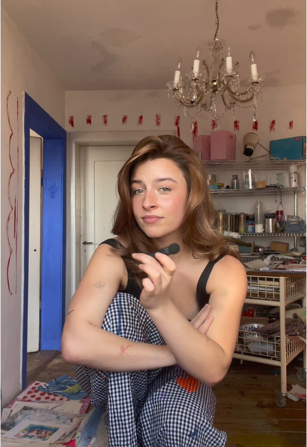 Schluss mit Männern und ihren unnötigen Kommentaren!  Lasst uns lieber Kunst machen🌸 #art#artist#viralart#femaleartist#studio#mensplaining#feminism#fyp#fypart#kunst#künstlerin#germanartist 