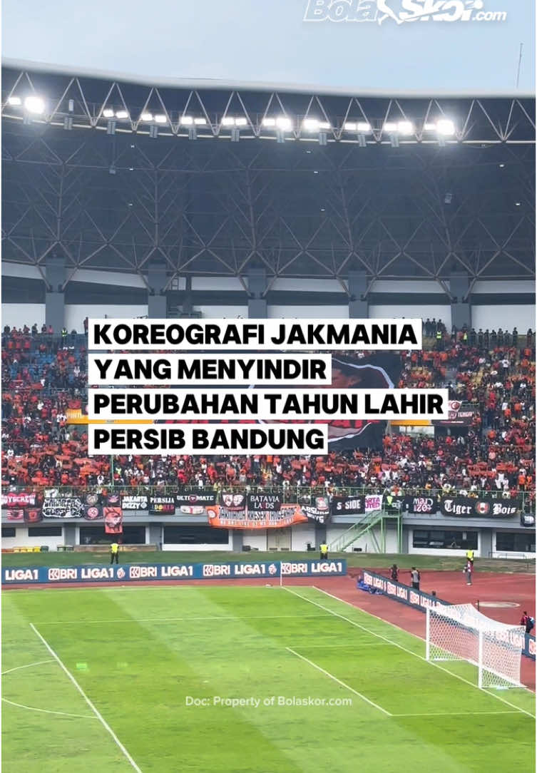 Koreografi Jakmania saat laga Persija vs Persib di Stadion Patriot Bekasi, pada Minggu (16/2).  Kece gak, Sob? 🤔🔥 #bolaskorcom #persija #koreografi #jakmania #persib #liga1 @Persija 