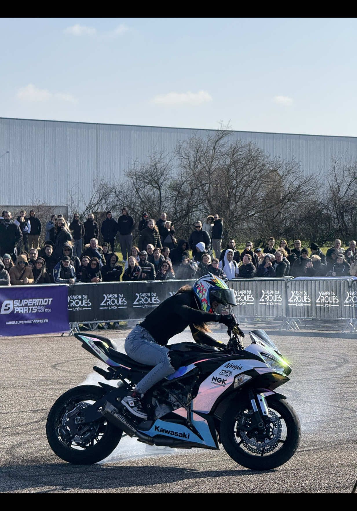 Un show incroyable au Salon du 2 roues 😍✨                 @𝐒𝐀𝐑𝐀𝐇 𝐋𝐄𝐙𝐈𝐓𝐎 @Salon du 2 Roues #S2R#sarahlezito#kawasakininja #moto#bikelife#zx6r#stunt#fyp 