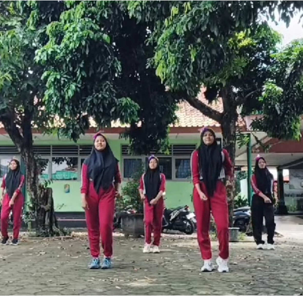 kelompok 2 9C : 1. Aira Oktavia Maharani 2. Briana Alba Lutfi 3. Anisa Salsabella 4. Shofi Liora Shabrina 5. Zulfa Dwi Rifani Senam Irama. Song : Pemanasan : Dj somebody’s pleasures  Inti : Dj Gak Pake Lama Pendinginan : On Bended Knee SMP NEGERI 3 SEWON kelompok 2 9C : 1. Aira Oktavia Maharani 2. Briana Alba Lutfi 3. Anisa Salsabella 4. Shofi Liora Shabrina 5. Zulfa Dwi Rifani Senam Irama. Song : Pemanasan : Dj somebody’s pleasures  Inti : Dj Gak Pake Lama Pendinginan : On Bended Knee SMP NEGERI 3 SEWON #foryoupage #tugassekolah #senamirama #fyppppppppppppppppppppppp #foryou #4upageシ #masukberandafyp #fyppppppppppppppppppppppppppppppppppp #masukberandafyp #fypdong #fypdongggggggggシ #4u #smpn3sewon #fypplease #fypシ゚viral🖤tiktok 