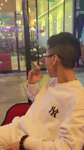 无论我去哪里 总有一个小朋友在身边等待着我 哈哈