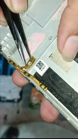 Just a simple short clip fixing power flex #selpaks #fyp #fixingcellphones #basicrepair #cellphonerepair 